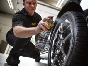 Чернение резины Meguiar's Ultimate Insane Shine ™ Tire Coating